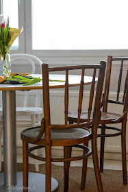 kirppis kirpputori kirppislöytö koti boheemi skandinaavinen persoonallinen kierrätys ikea keittiö pyöreä pöytä vanhat tuolit thon dejavu