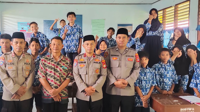 Cegah Paham Radikal, Tim Da'i Polri Satgas Madago Raya Gelar Binluh di SMP Negeri 6 Poso