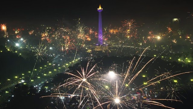Perayaan Tahun Baru yang Meriah di Jakarta: Kembang Api dan Transportasi Gratis