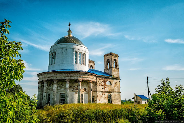 Церковь с двумя колокольнями