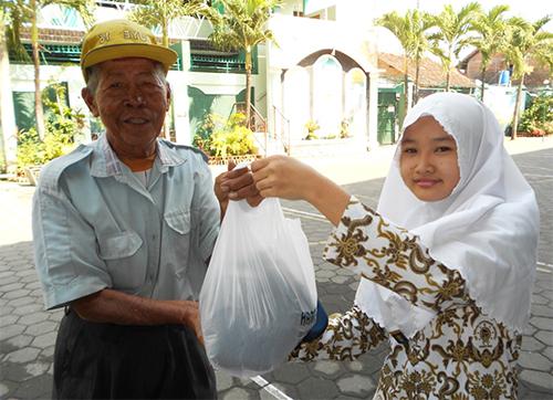 Doa Khusus Ketika Menerima Zakat Fitrah Untuk Yang Memberi 