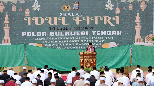 Kapolda Bersama Masyarakat Sholat Idul Fitri di Halaman Mapolda Sulteng