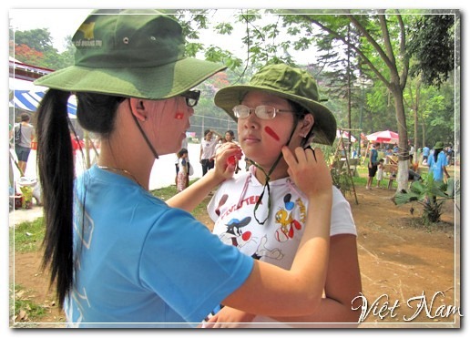 Bé học làm bộ đội, trinh sát, Việt Nam