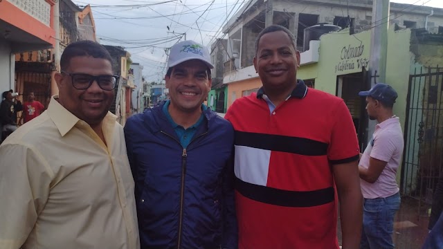 El Diputado y productor de radio  Bolívar Valera “El Boli” responde con solidaridad y accion a los afectadas  por el disturbio tropical en Santo Domingo Este.  