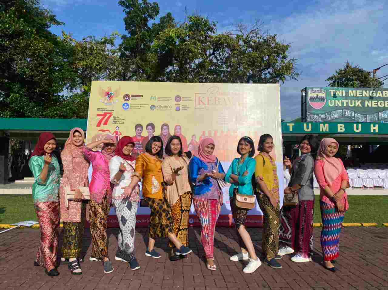 Polwan dan Bhayangkari Sergai Meriahkan Parade Berkebaya Nusantara Goes to UNESCO di Medan.