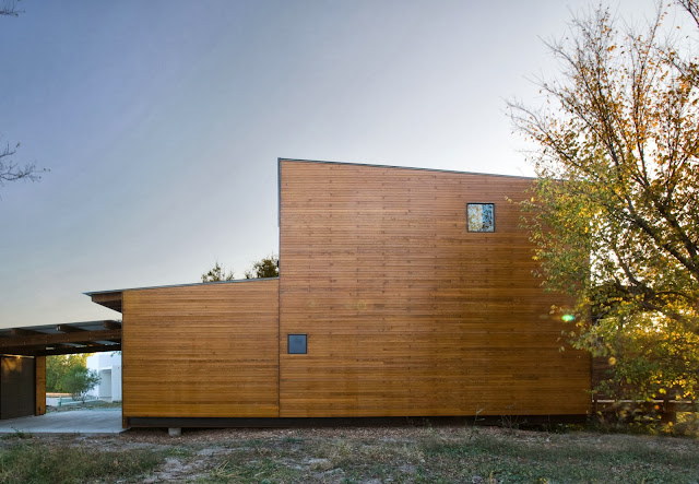 unique wood LEED House “Like A Houseboat”