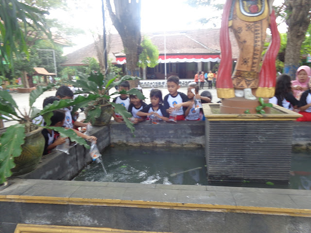 KEGIATAN PELEPASAN IKAN DI KOLAM SDN KEPATIHAN BANYUWANGI