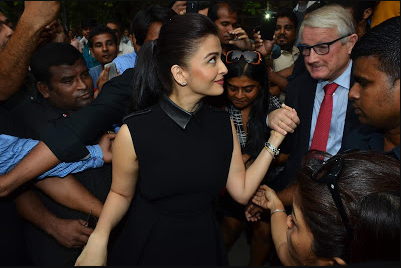 Aishwarya Rai looking elegant in black dress + other HQ pics