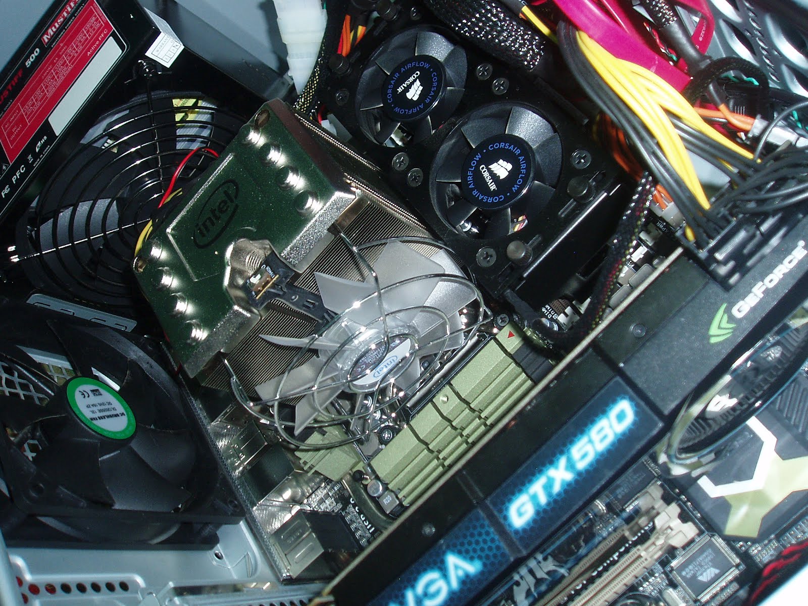 Arriba: Una Intel Core i7 990X Extreme al detalle - Abajo: Una Intel ...