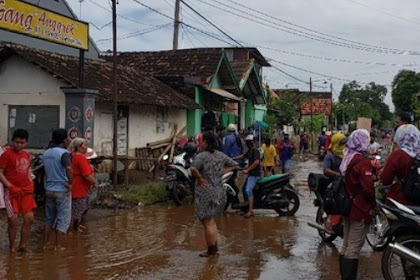 Petugas gabungan bantu warga bersihkan material banjir di Probolinggo