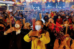 Warga Hong Kong Rayakan Tahun Baru Imlek di Kuil Wong Tai Sin 