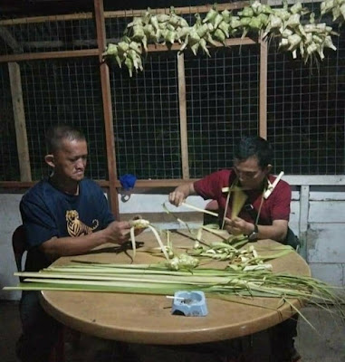 Sambut Hari Raya Idul Fitri 1442 H, Disbudpar Buat Anyaman ketupat.