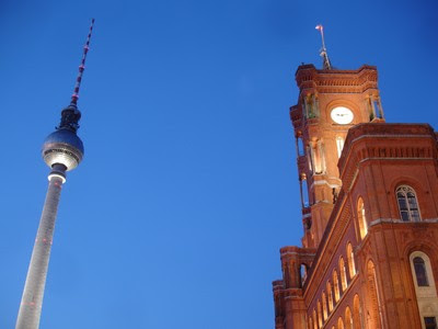 Fernsehturm (Torre de Televisión) y el Ayuntamiento Rojo