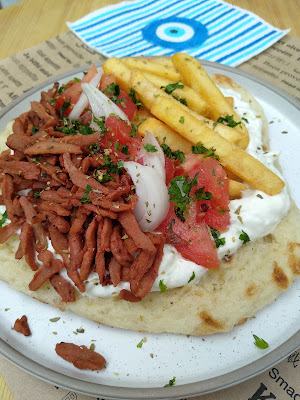 Gyros pita con straccetti affumicati. Il famoso street food greco in versione vegana / vegetariana grazie alla Stuffer!