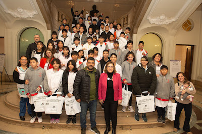 Foto 3: grupo de alumnos de séptimo y quinto c, junto a sus docentes y autoridades, posando para la foto en las escalinatas de la legislatura.