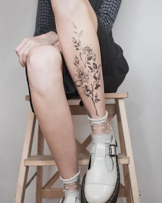 E, claro, não podemos esquecer das tatuagens florais, um clássico que nunca sai de moda. Rosas, lírios, e margaridas continuam a enfeitar braços, costas e tornozelos, trazendo consigo a beleza da natureza para a sua pele.