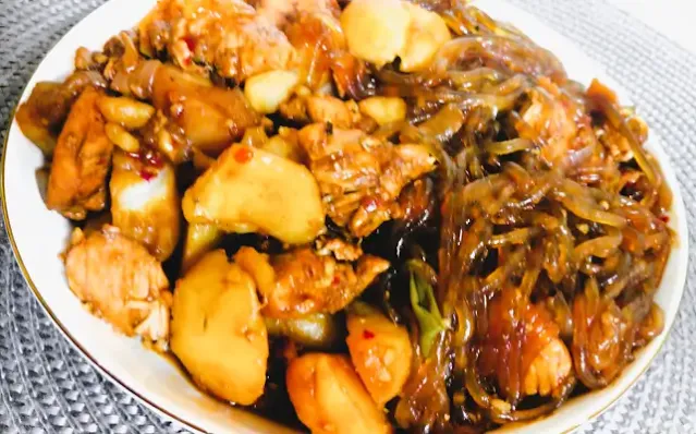 넓은-그릇에-윤기가-흐르는-찜닭이-담긴-사진