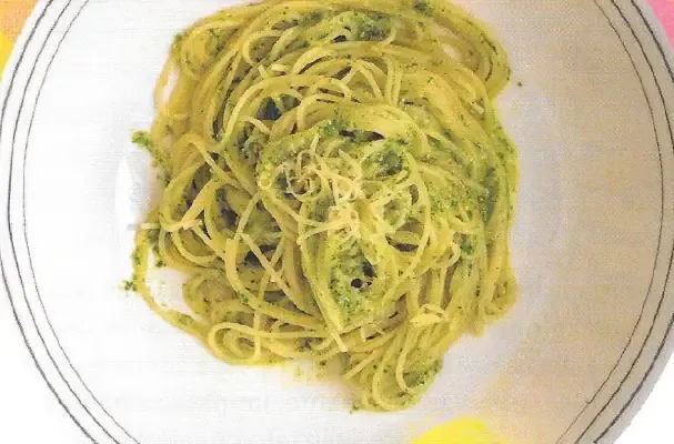 Spaghetti integrali con alici e pesto di lattuga