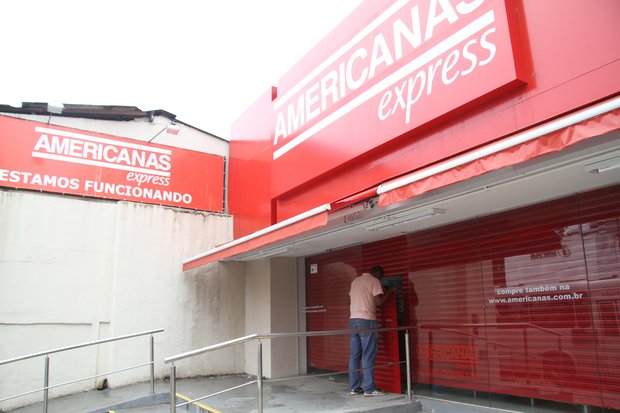 Bandidos saquearam Lojas Americanas do Rio Vermelho na manhã desta quinta-feira 