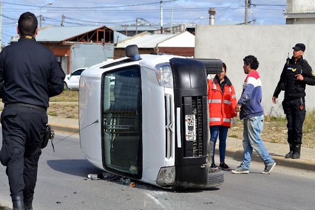 Choque y vuelco, dos personas trasladadas al Hospital