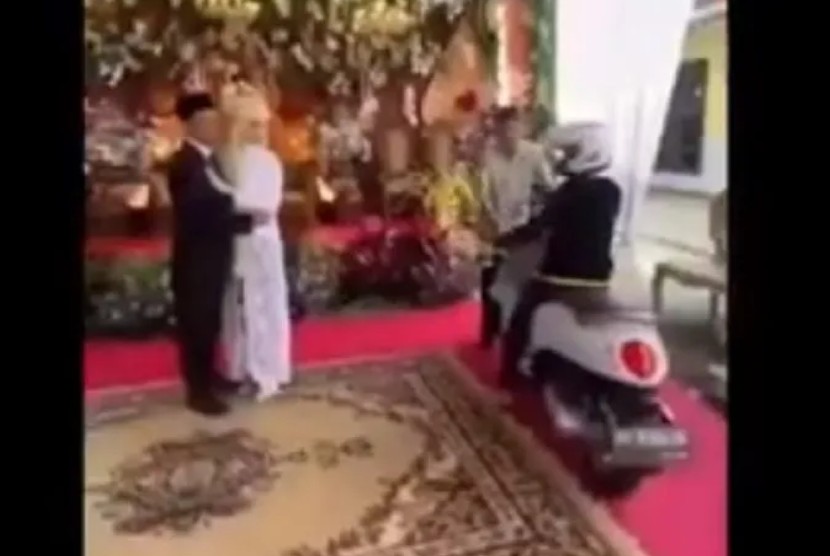 Konyol! Wanita Kendarai Motor Masuk Resepsi Pernikahan dan Nyaris Tabrak Pengantin