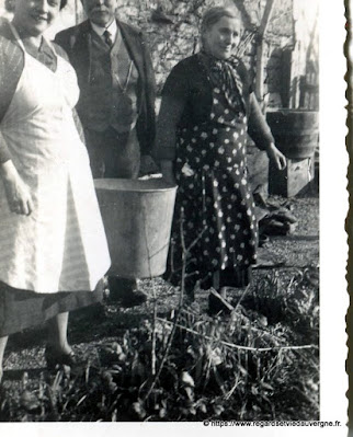 Photo ancienne noir et blanc, familles à la campagne.