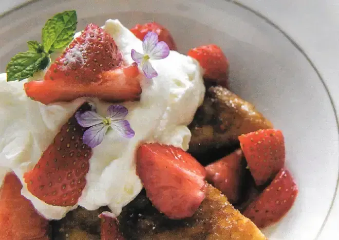 Pane dorato con fragole e panna