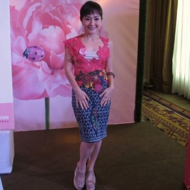 Contoh Kebaya Modern Dipadukan Bawahan Rok  Pendek  dengan 