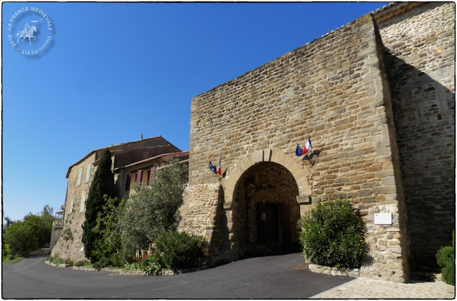 CAIRANNE (84) - Les remparts médiévaux
