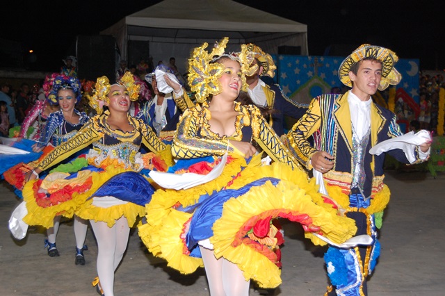Prefeitura celebra noite de São João com resgate de tradições e apresentações juninas no 1º Arrasta-pé para o Desenvolvimento