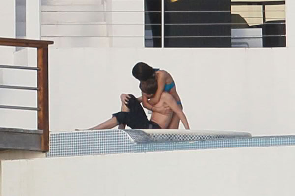 Justin Bieber and Selena Gomez caught kissing