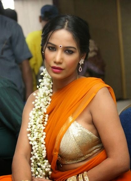 poonam pandey hot backless hd pics