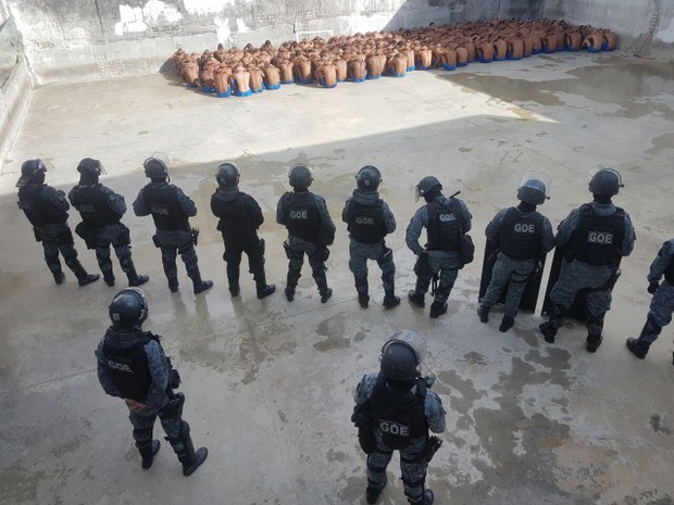 Detentos separados e vigiados pelas forças especiais da polícia do Rio Grande do Norte