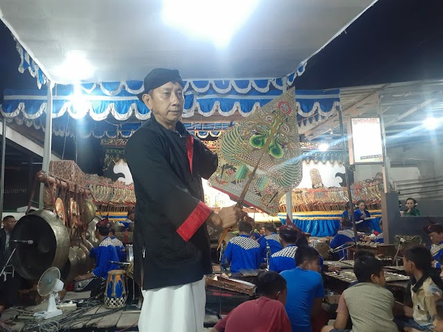 Resmi Jabat Kades Karangbong, Moch Bambang Asmuni Nanggap Wayang Kulit di Kediamannya