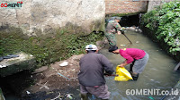 Upaya Tuntaskan Masalah Sampah, Satgas Sektor 22 Sub 1 Bersihkan Sungai Cilimus