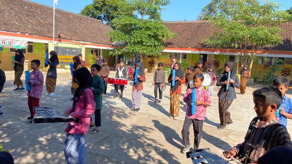 Mahasiswa KKN UMBY dan UNY Gelar Perlombaan Pada Hut SDN Jragum Ke-64