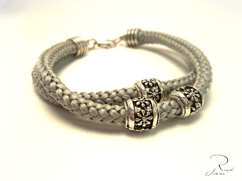 PULSERA DE COLOR GRIS CON FLORES EN PLATA