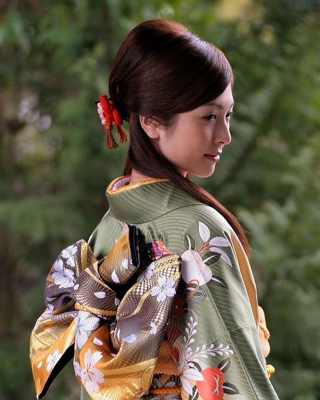 Japanese women generally have the character traits polite good manners