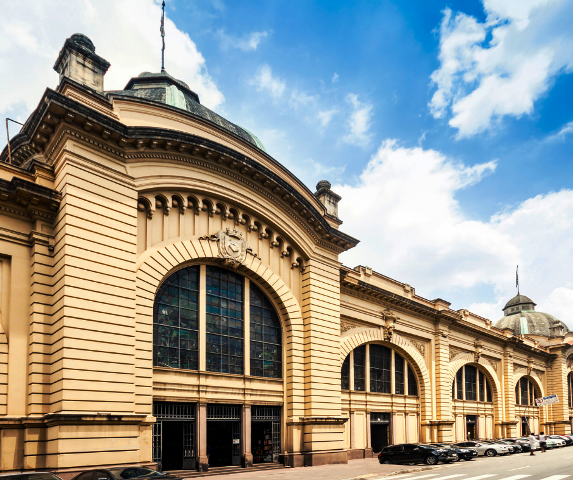 Foto da fachada do Mercado Municipal em São Paulo