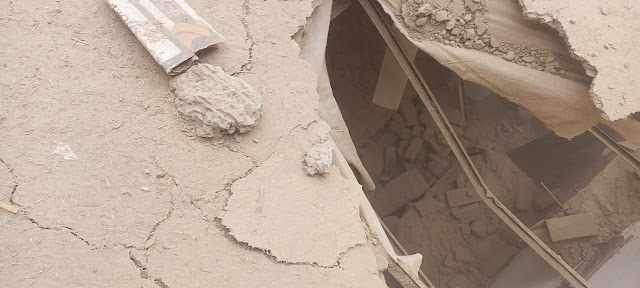 The roofs of several houses collapsed due to the fall of the lantern of the fifth floor of the under-construction five-storey plaza in Okara.