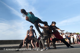 Presentación de la Compañía de Danza Contemporánea de Rosario Cárdenas  durante la realización de un pasacalles en el marco del XVI Festival Internacional de Teatro de La Habana, en el Malecón de la capital de Cuba, el 25 de octubre de 2015.