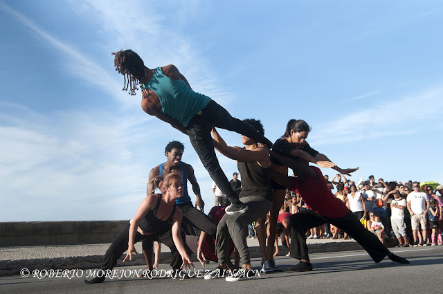 Presentación de la Compañía de Danza Contemporánea de Rosario Cárdenas  durante la realización de un pasacalles en el marco del XVI Festival Internacional de Teatro de La Habana, en el Malecón de la capital de Cuba, el 25 de octubre de 2015.