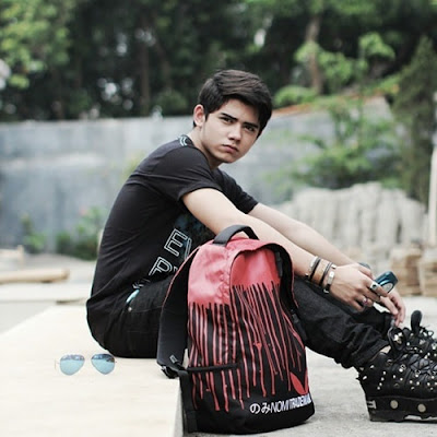 Aliando Syarief Saat Pemotretan Iklan Tas Punggung