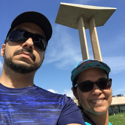 Casal Hibisco com Whey na frente do monumento