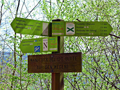 Wegweiser an der Brücke über das Felsenmeer