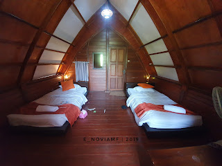 Kamar tidur lantai atas dengan kipas angin