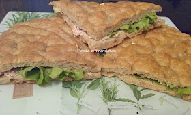 La Rubrica del Lunedì: Focaccia ripiena con tonno e insalata - Stuffed focaccia with tuna and lettuce