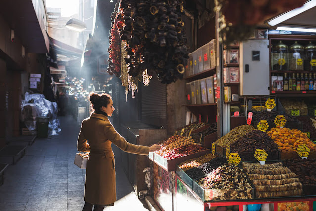 سوق الحريم في اسطنبول .. مزيج غريب من الأسواق في مكان واحد