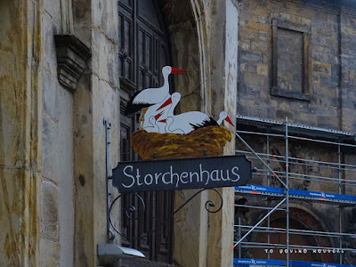 Πινακίδα με πελαργούς στο Μπαϊρόιτ / Stork house in Bayreuth, Germany