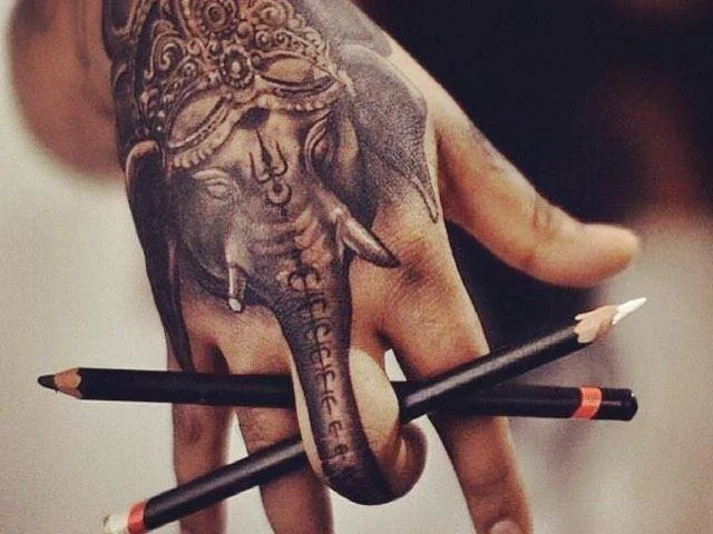 tatuagem masculina na mão e no braço masculino desenho elefante ganesha
